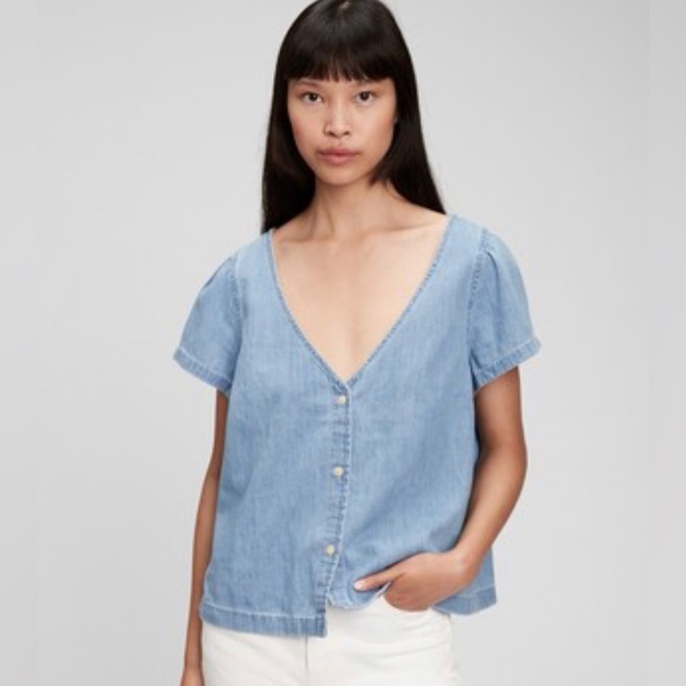 Gap Chambray V-Neck Button-front Shirt with Washwell Sz S EUC